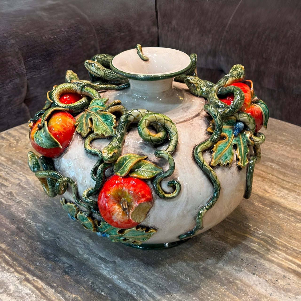Vaso Eden, Linea Giardini dell'Eden, Madreperla, fiori, foglie. Ceramica siciliana di Caltagirone, Sofia