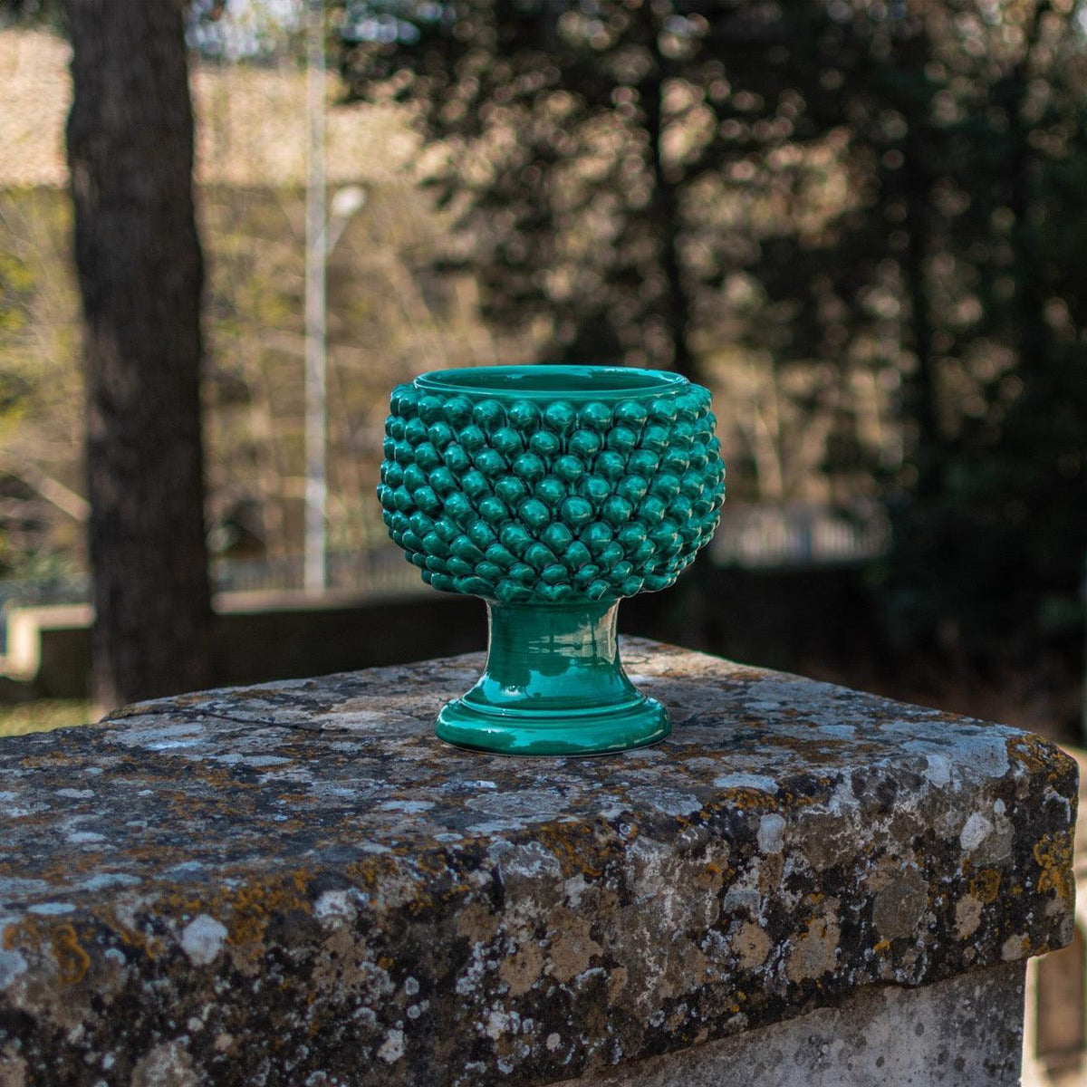 Vaso Mezza Pigna, Verde Smeraldo, posato su pietra. Ceramica siciliana di Caltagirone, Sofia