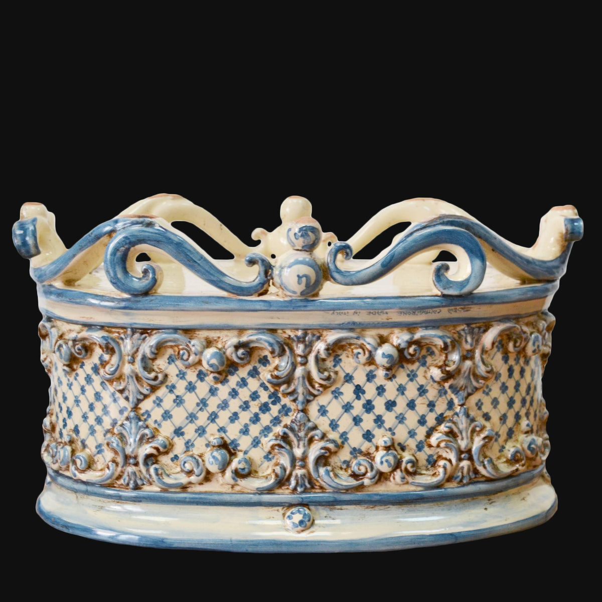 Ceramiche di Caltagirone fatti a mano con decori blu e bianchi, stile barocco