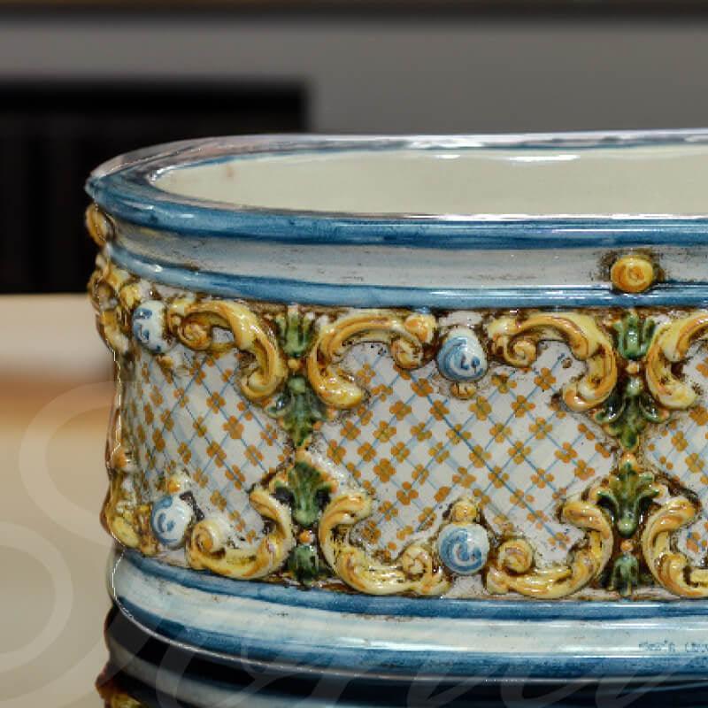 Ceramiche di Caltagirone fatti a mano con decori barocchi blu, gialli e verdi