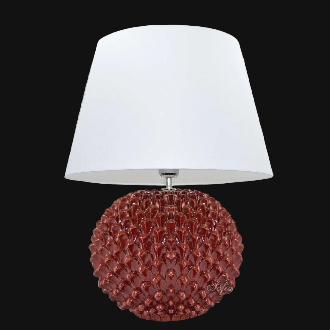 Lampada in ceramica di Caltagirone fatta a mano, base rossa con motivo a scaglie e paralume bianco