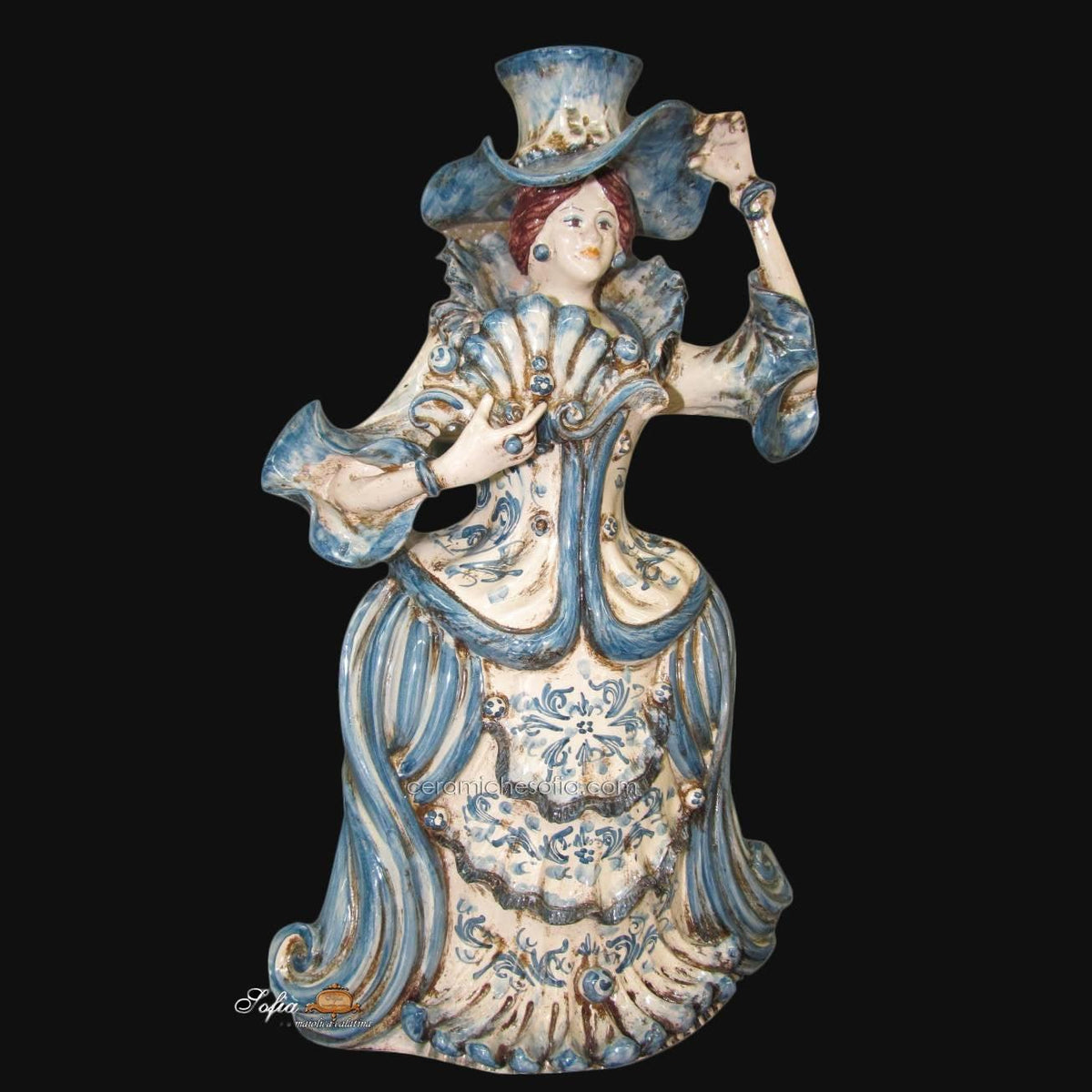 Ceramiche di Caltagirone fatti a mano: statuetta donna in abito blu e bianco con cappello, arte tradizionale siciliana