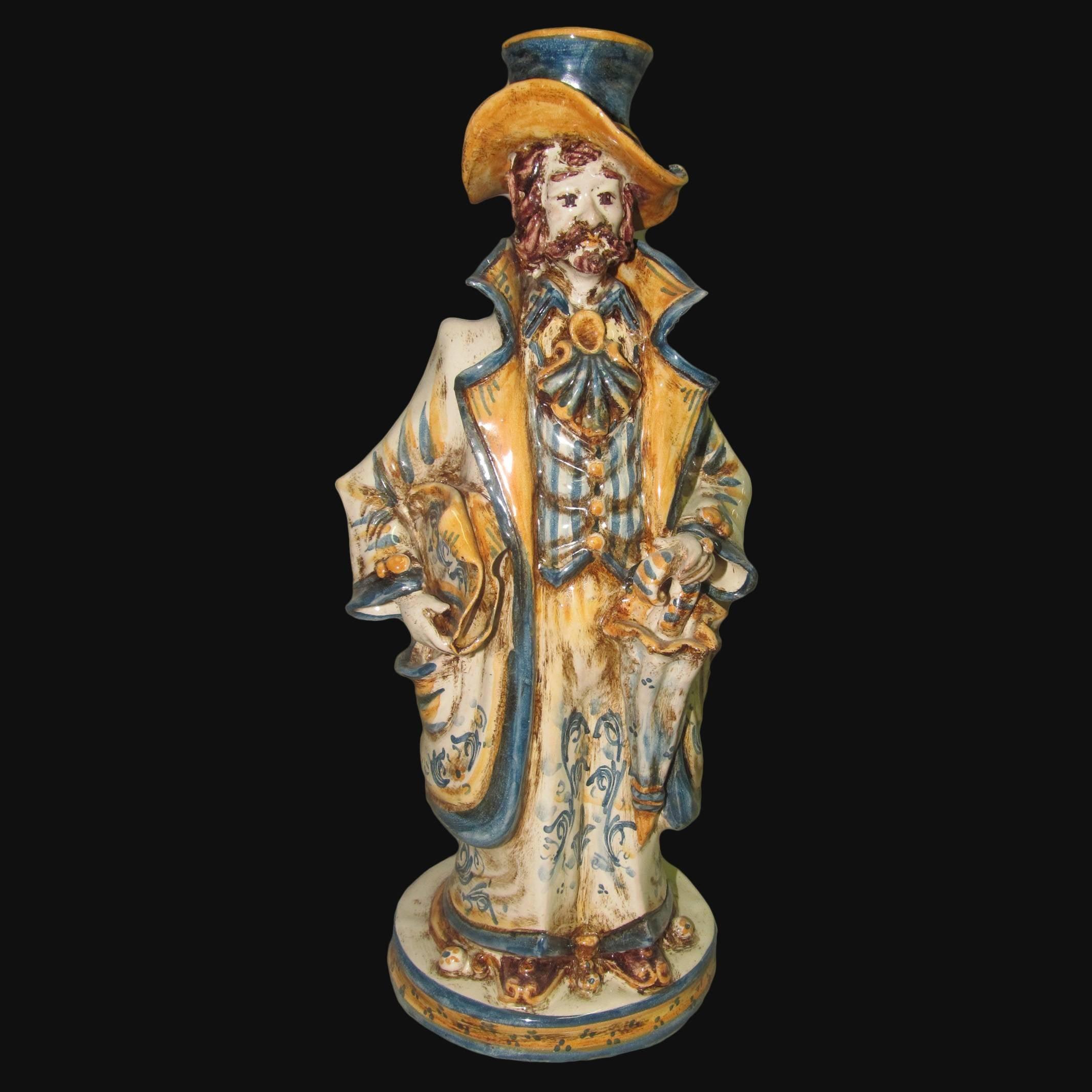 Ceramiche di Caltagirone fatti a mano: statuetta artigianale con cappello e abito colorato