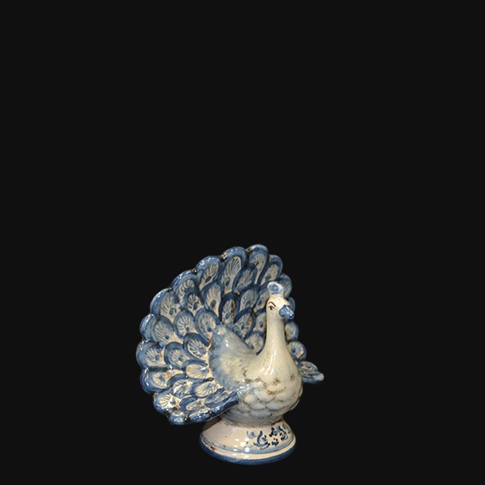 Ceramica di Caltagirone fatta a mano, pavone blu e bianco con coda decorata, pezzo artigianale unico.
