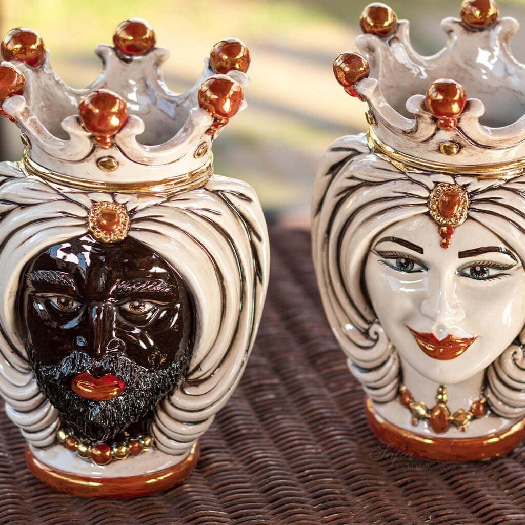 Teste di moro ceramiche Caltagirone fatte a mano, re e regina con corone e dettagli dorati