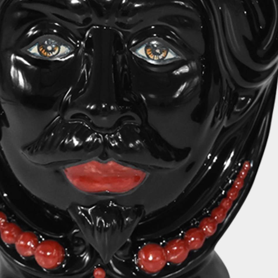 Testa di moro nera lucida con occhi azzurri e collana rossa, ceramica di Caltagirone fatta a mano