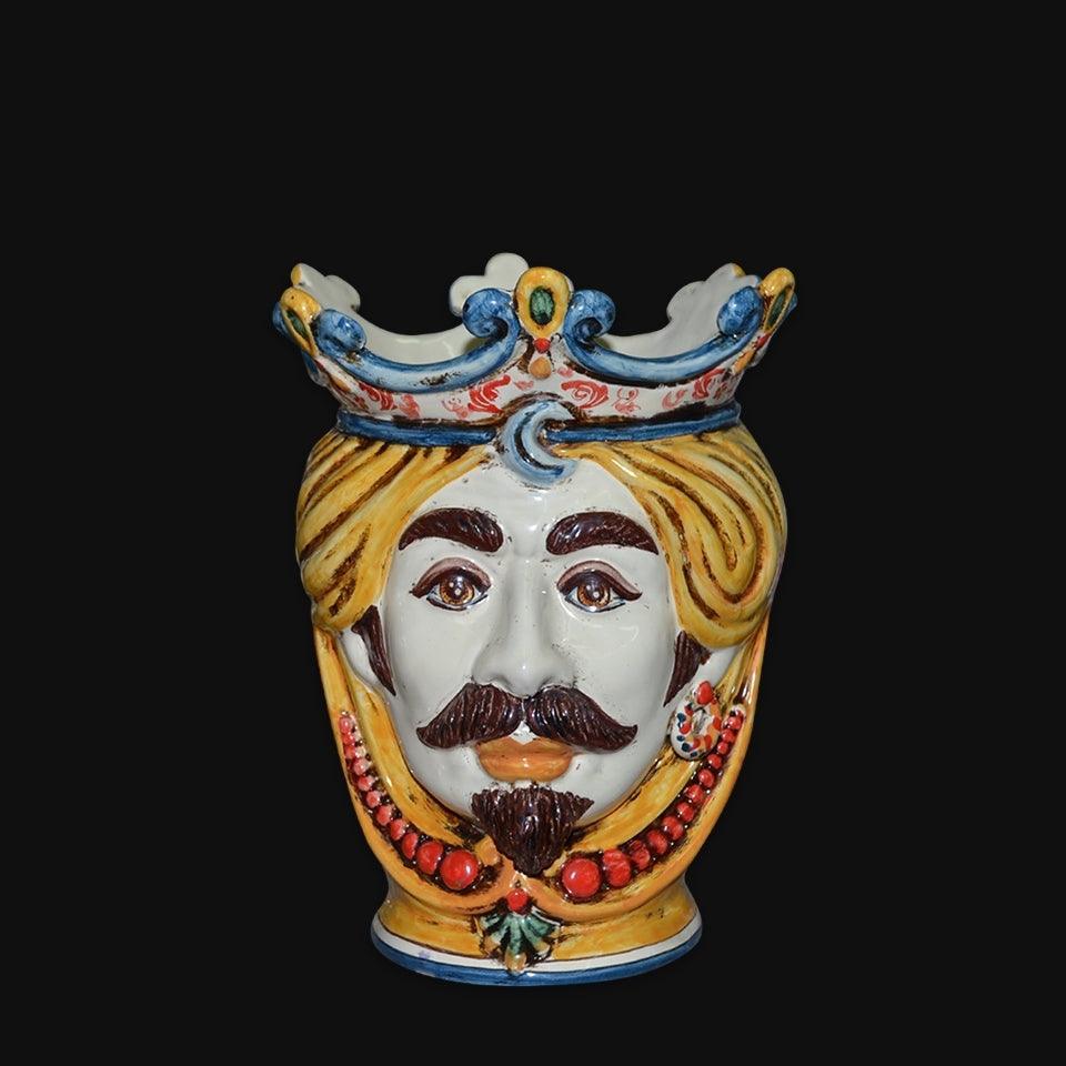 Ceramica di Caltagirone fatta a mano con volto regale e corona colorata, arte tradizionale siciliana