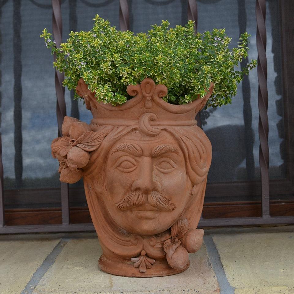 Vaso in ceramica di Caltagirone fatta a mano con volto barbuto e corona, ideale per piante