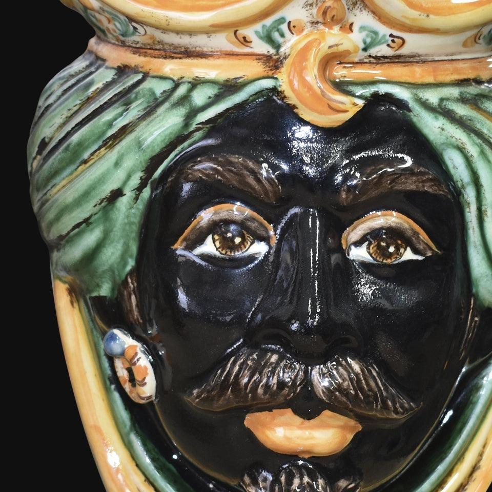 Ceramiche di Caltagirone fatti a mano con volto scuro e turbante verde, arte tradizionale siciliana