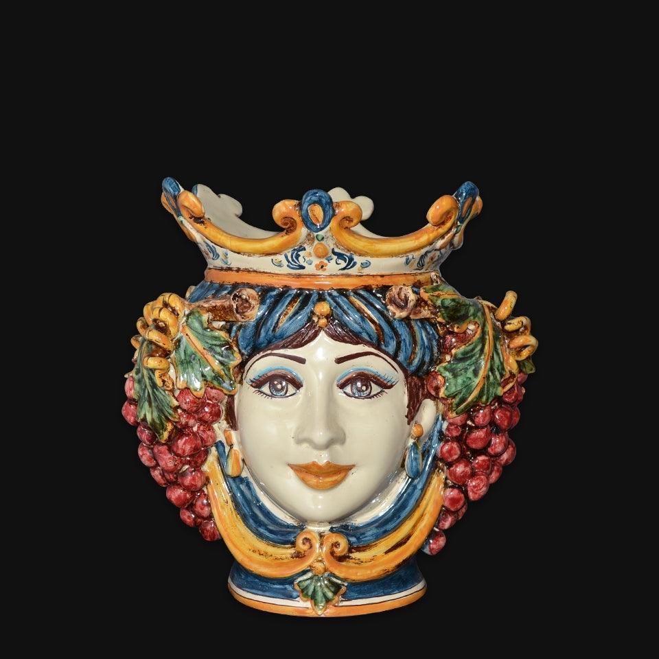 Ceramiche di Caltagirone fatti a mano con volto femminile, uva e corona colorata