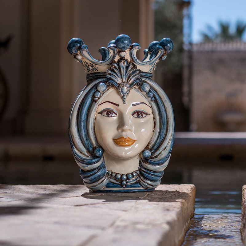 Ceramiche di Caltagirone fatti a mano: testa femminile con corona blu e dettagli artigianali