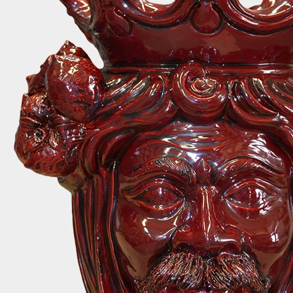 Ceramiche di Caltagirone fatti a mano, volto barbuto con corona e dettagli scolpiti in rosso