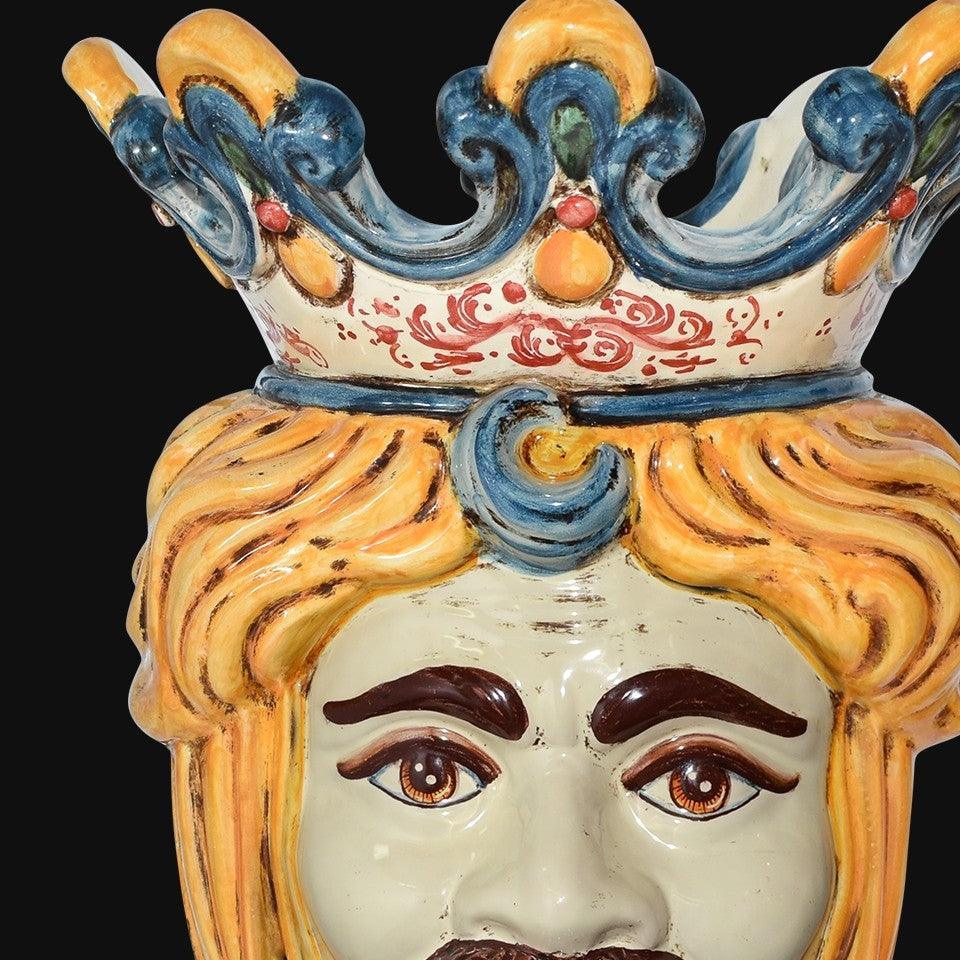 Ceramiche di Caltagirone fatti a mano con corona blu e dettagli colorati, arte tradizionale siciliana