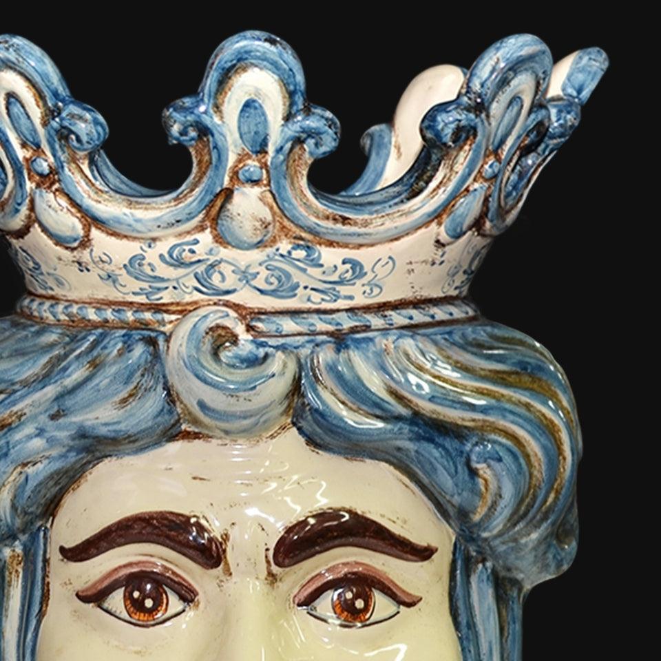 Ceramiche di Caltagirone fatti a mano con corona blu e dettagli artigianali