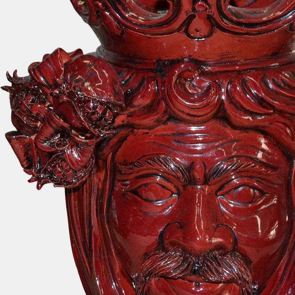 Ceramiche di Caltagirone fatti a mano: maschera rossa con corona e fiore, arte tradizionale siciliana