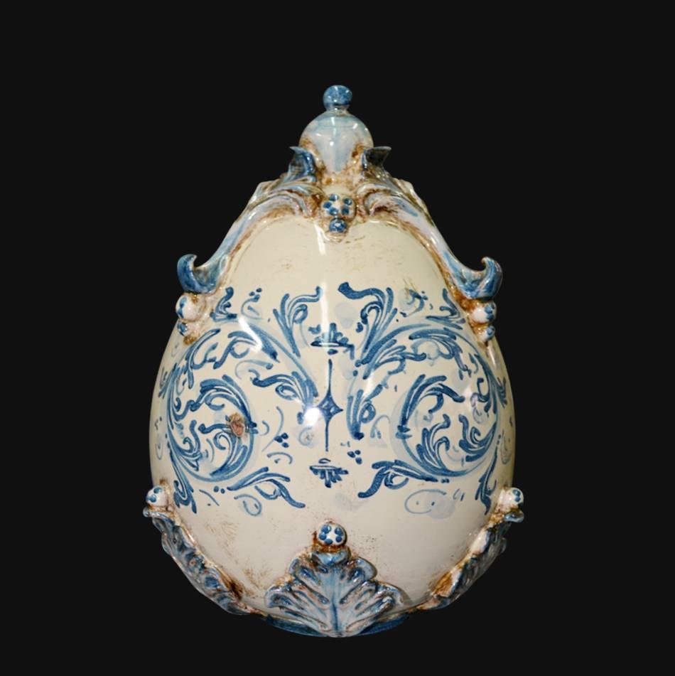 Ceramiche di Caltagirone fatti a mano con decori blu e bianchi, stile barocco siciliano