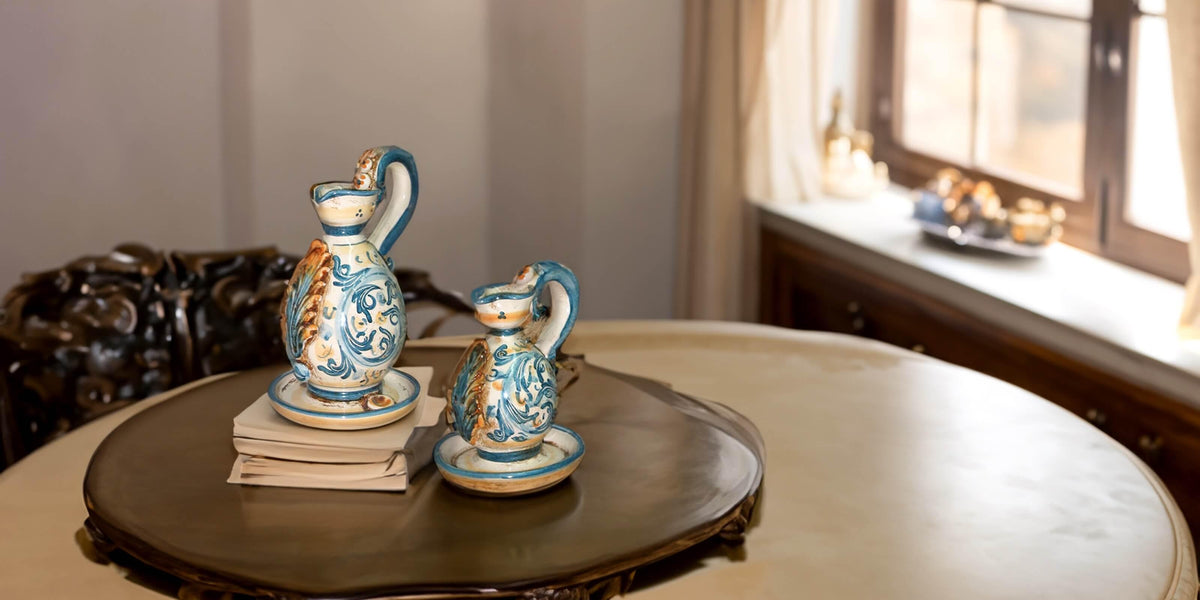 Boccale e brocca ceramiche Caltagirone fatti a mano su tavolo elegante, stile Sofia