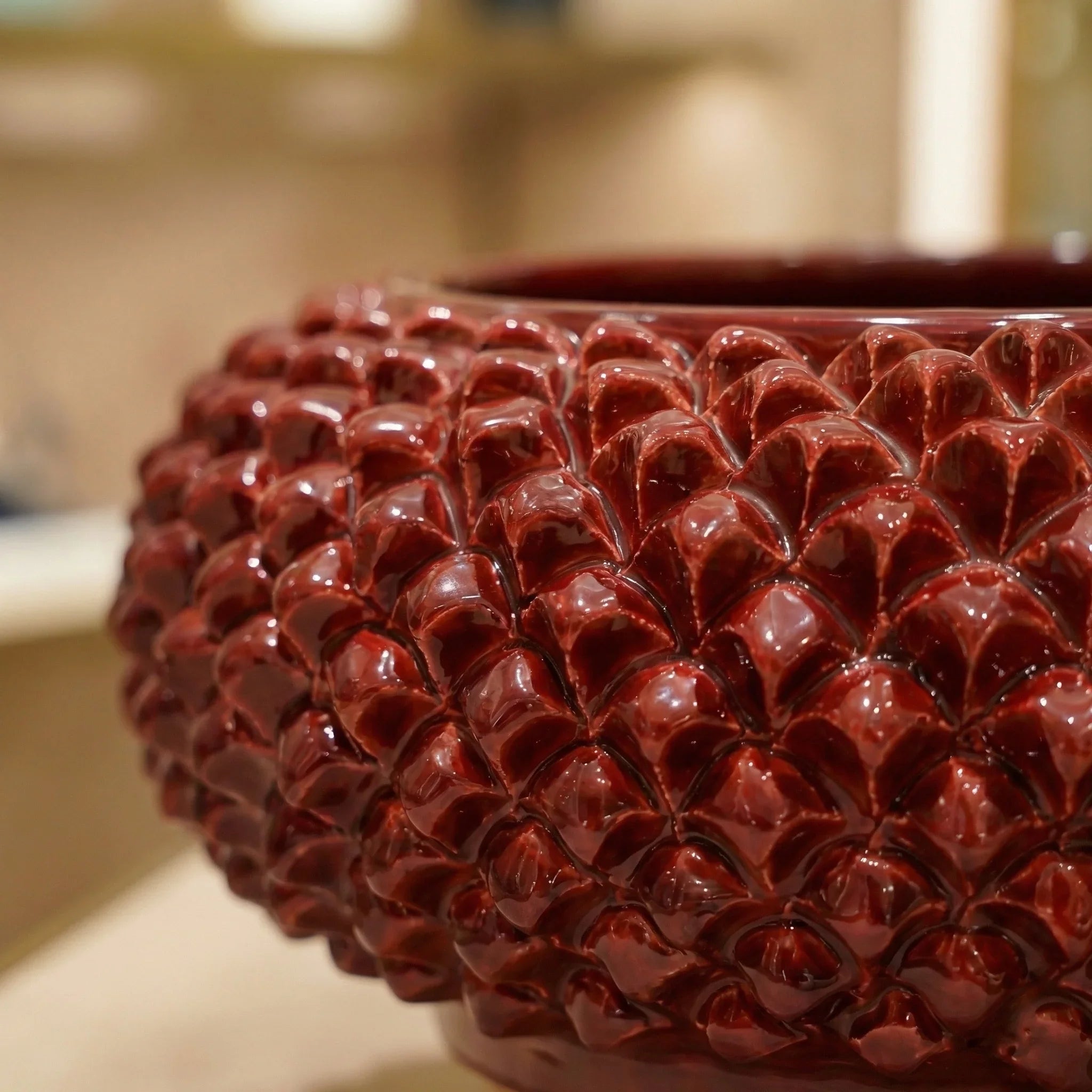 Centrotavola a Pigna, Bordeaux. Ceramica siciliana di Caltagirone, Sofia