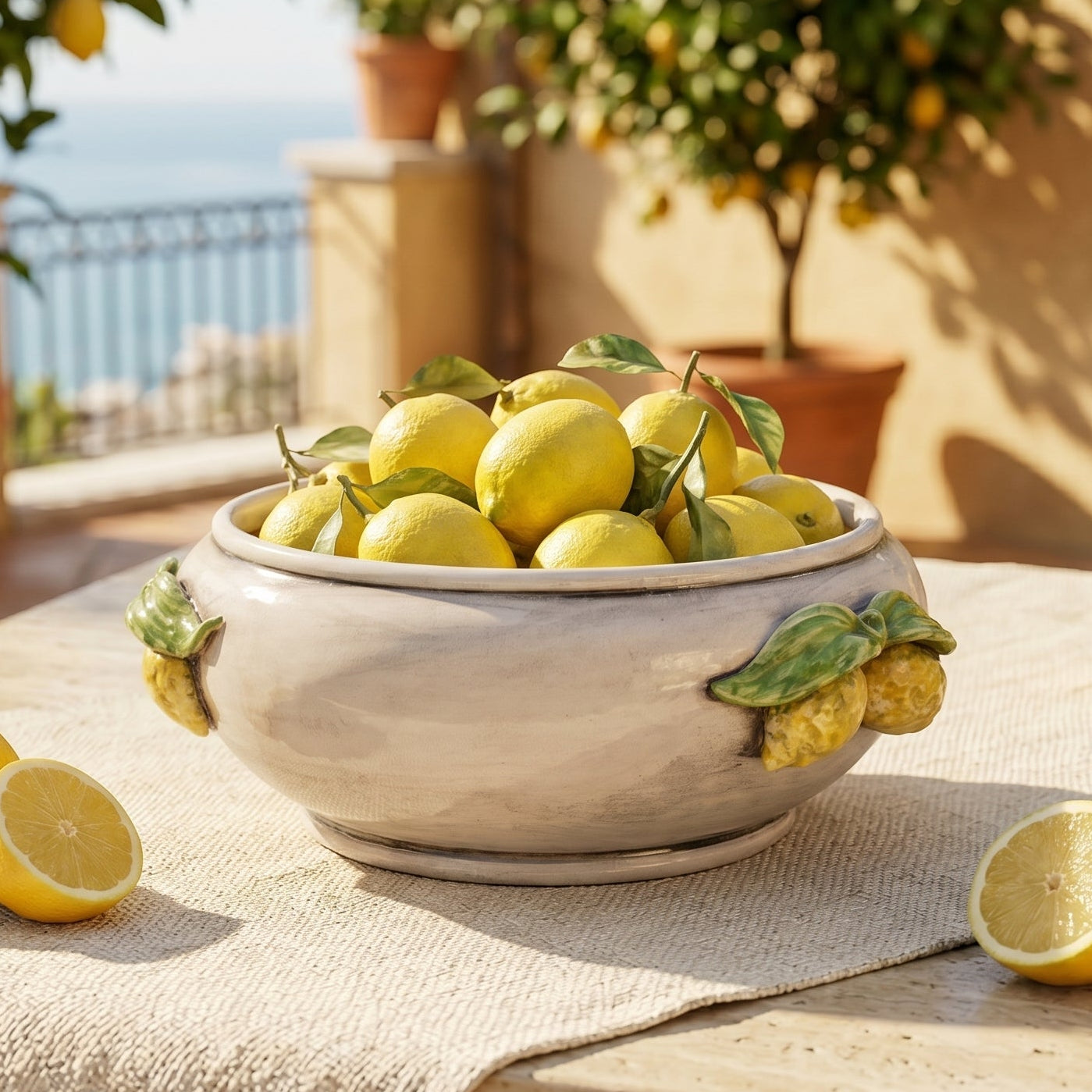Centrotavola con Limoni Siciliani, Madreperla. Ceramica siciliana di Caltagirone, Sofia