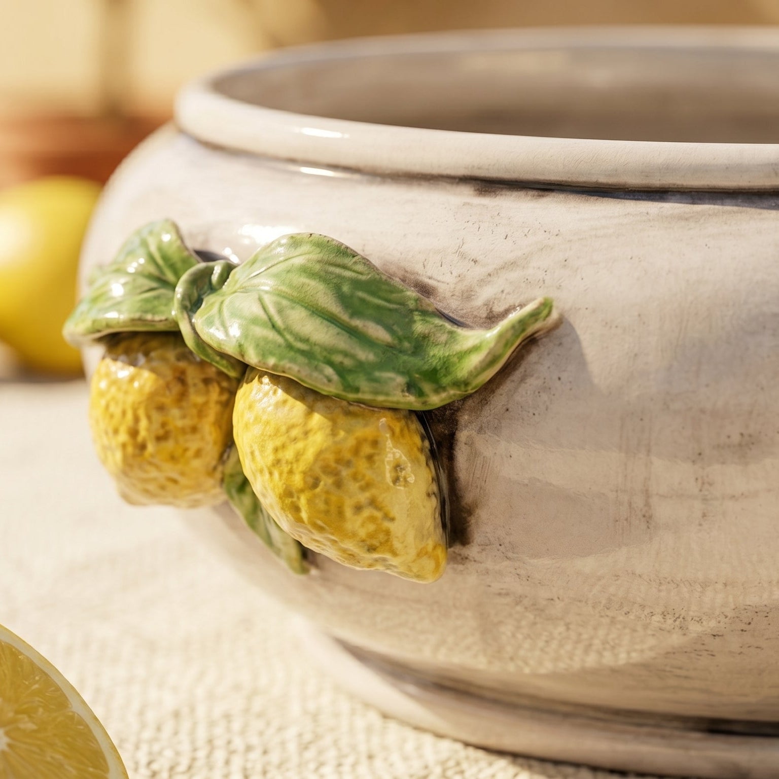 Centrotavola con Limoni Siciliani, Madreperla. Ceramica siciliana di Caltagirone, Sofia