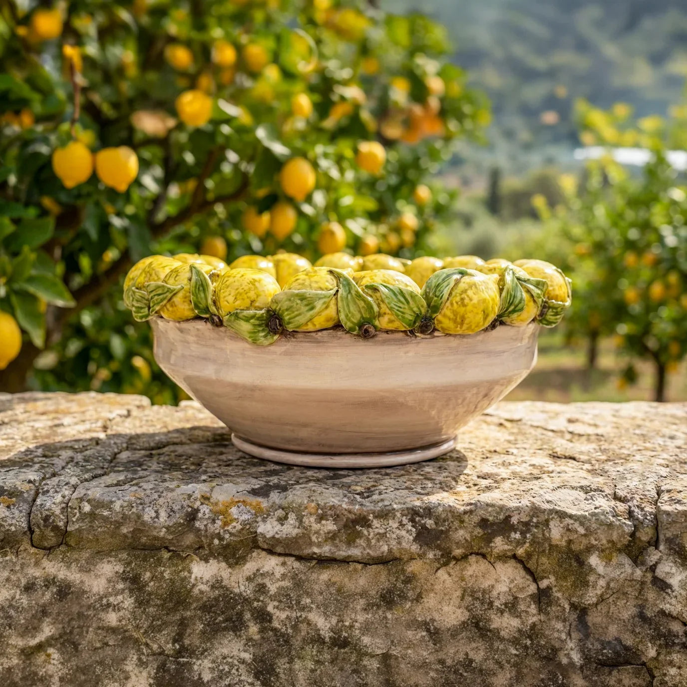 Centrotavola con Limoni Siciliani, Madreperla Colorato. Ceramica siciliana di Caltagirone, Sofia