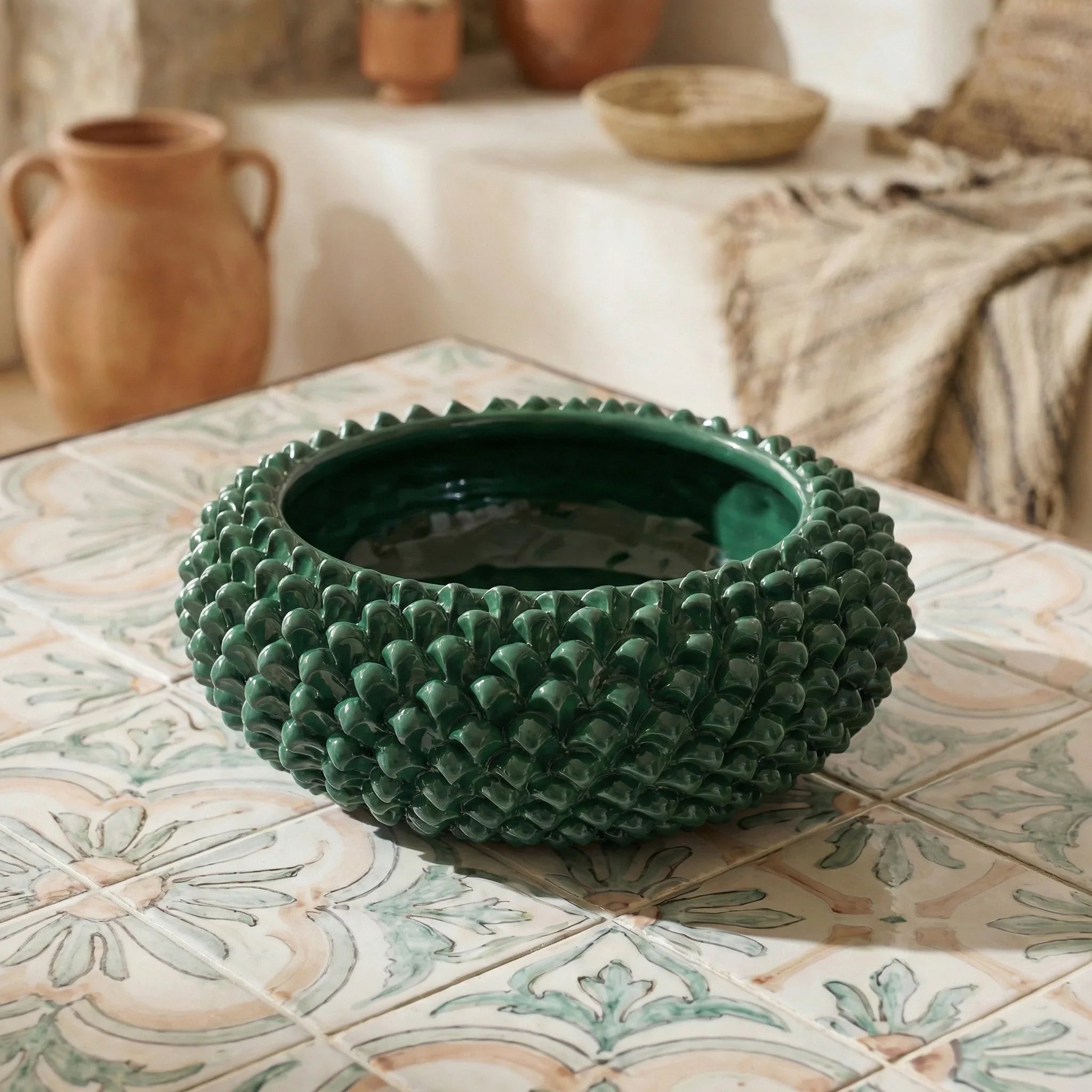 Centrotavola a Pigna, Verde Antico. Ceramica siciliana di Caltagirone, Sofia