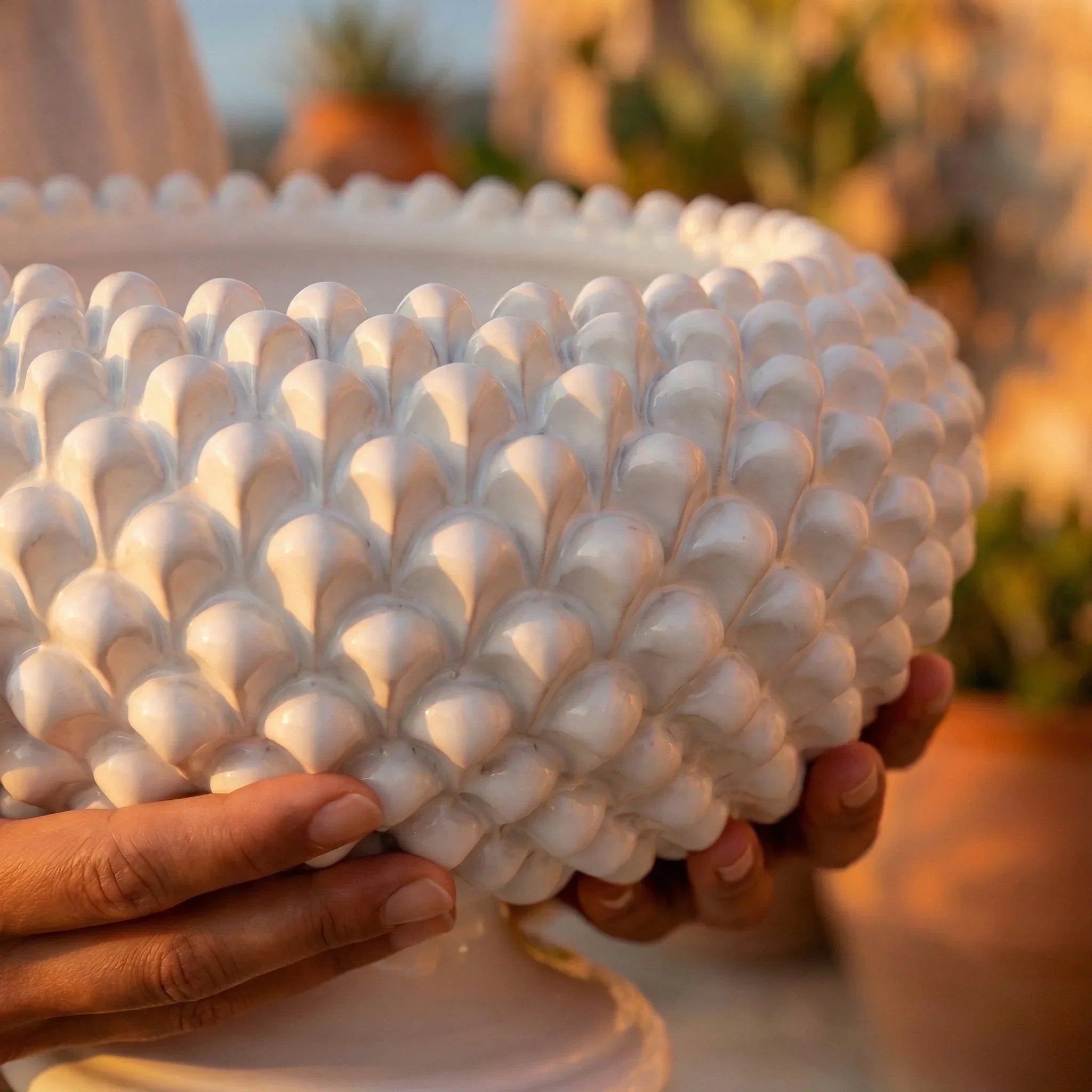 Alzata a Pigna, White Line. Ceramica siciliana di Caltagirone, Sofia