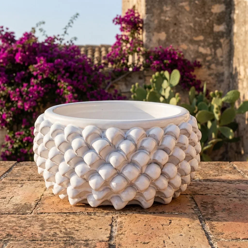 Vaso Mezza Pigna Senza Piede, White Line, scaglie. Ceramica siciliana di Caltagirone, Sofia
