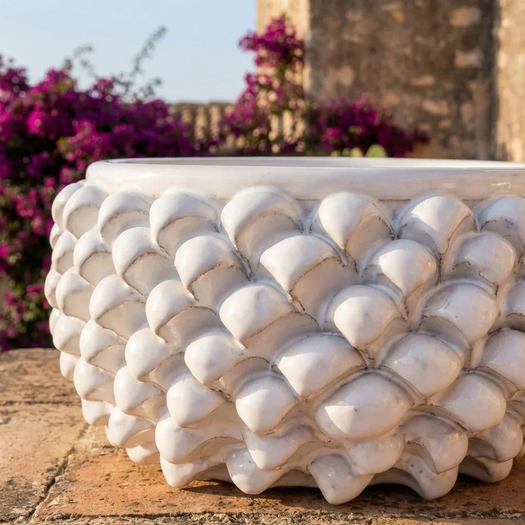 Vaso Mezza Pigna Senza Piede, White Line, scaglie. Ceramica siciliana di Caltagirone, Sofia
