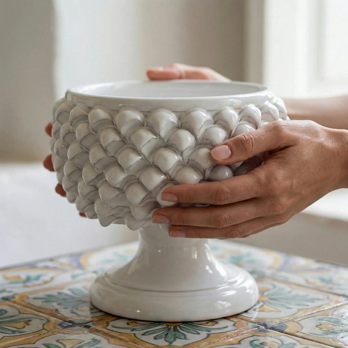 Vaso Mezza Pigna, White Line. Ceramica siciliana di Caltagirone, Sofia