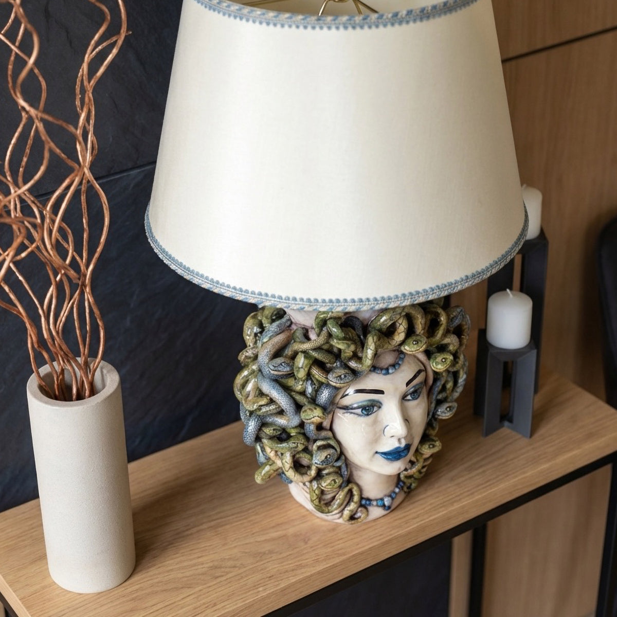 Lume a Testa Medusa, Femmina, chioma di serpenti, mito greco. Ceramiche Sofia, Caltagirone