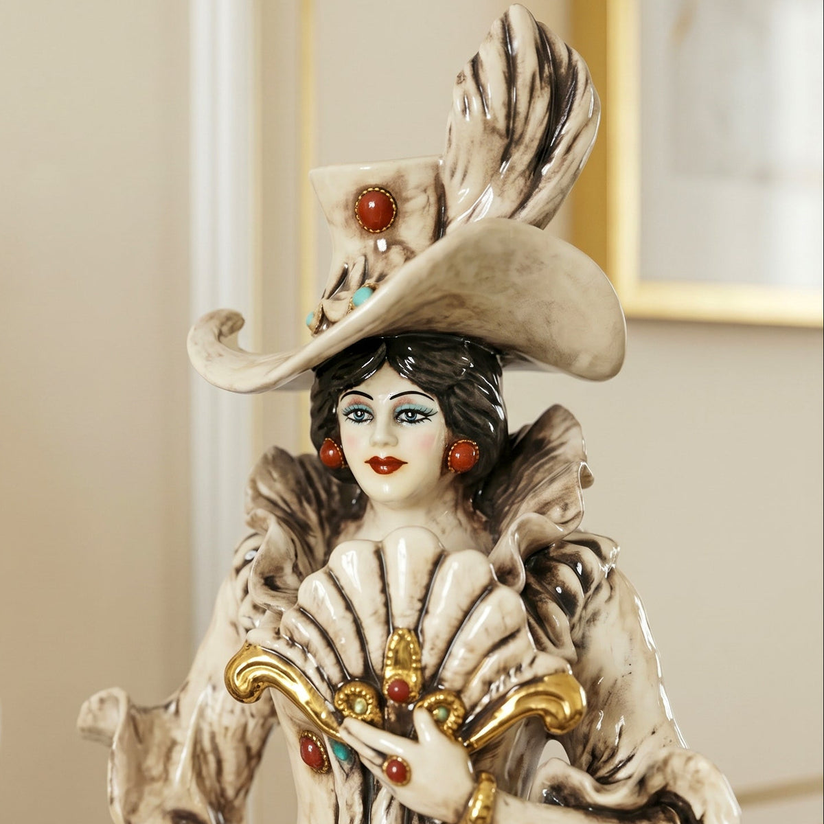 Lumiera Grande Femmina, Madreperla Oro e Lustri. Ceramica siciliana di Caltagirone, Sofia