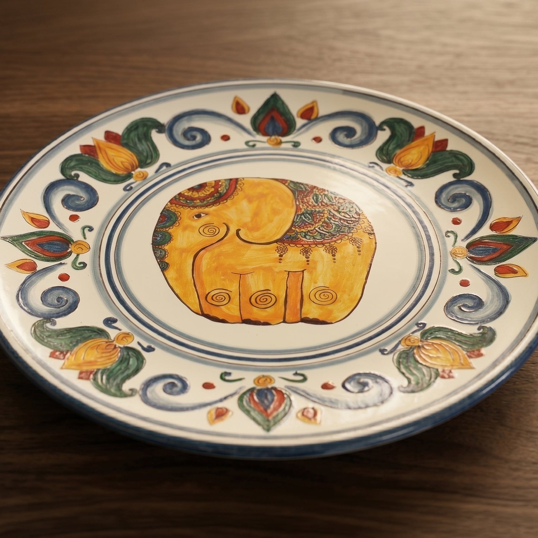 Piatto Ornamentale, Linea Decoro Elefante. Ceramica siciliana di Caltagirone, Sofia