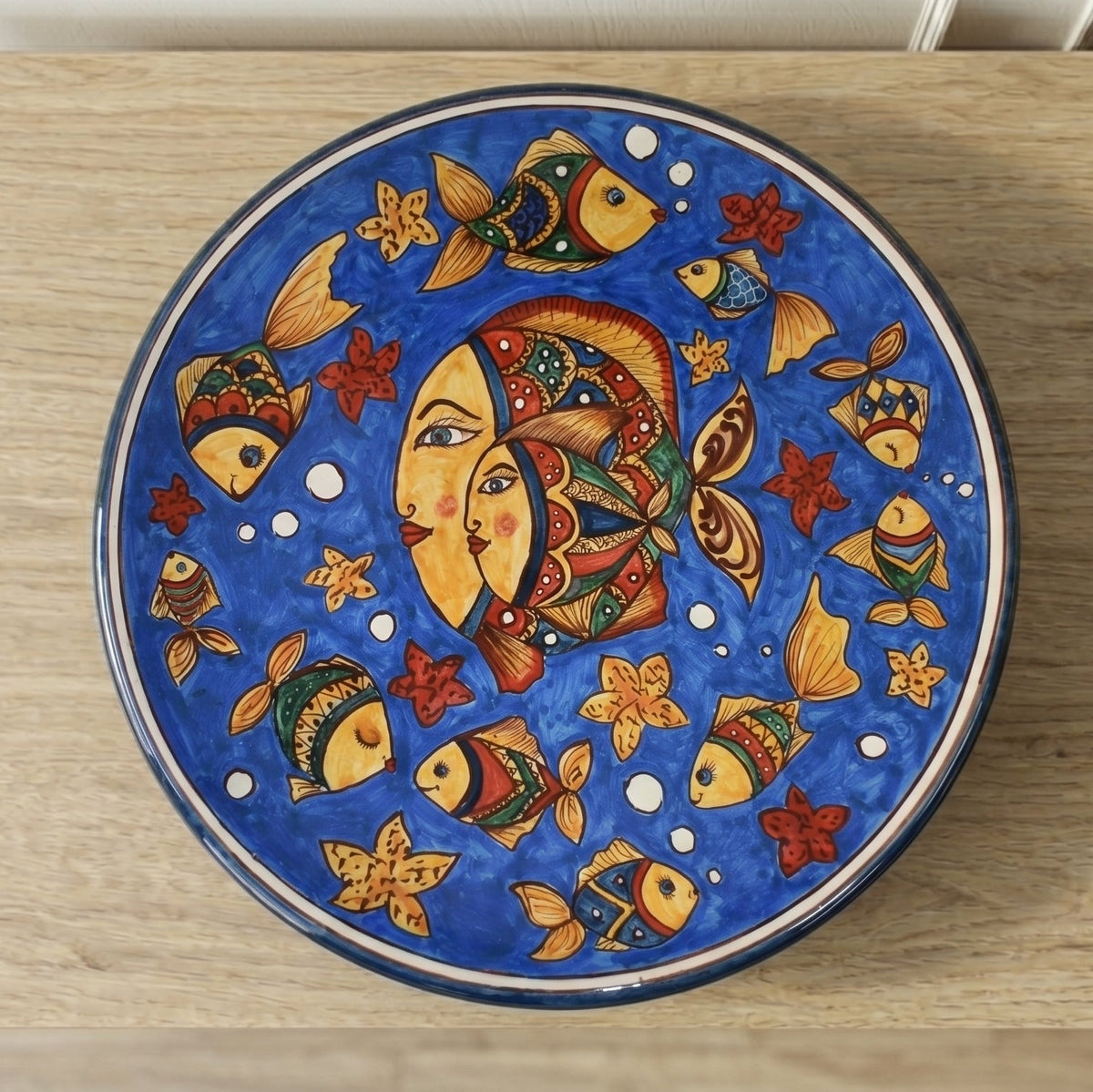 Piatto Ornamentale, Decoro Pesci, Fondo Blu. Ceramica siciliana di Caltagirone, Sofia