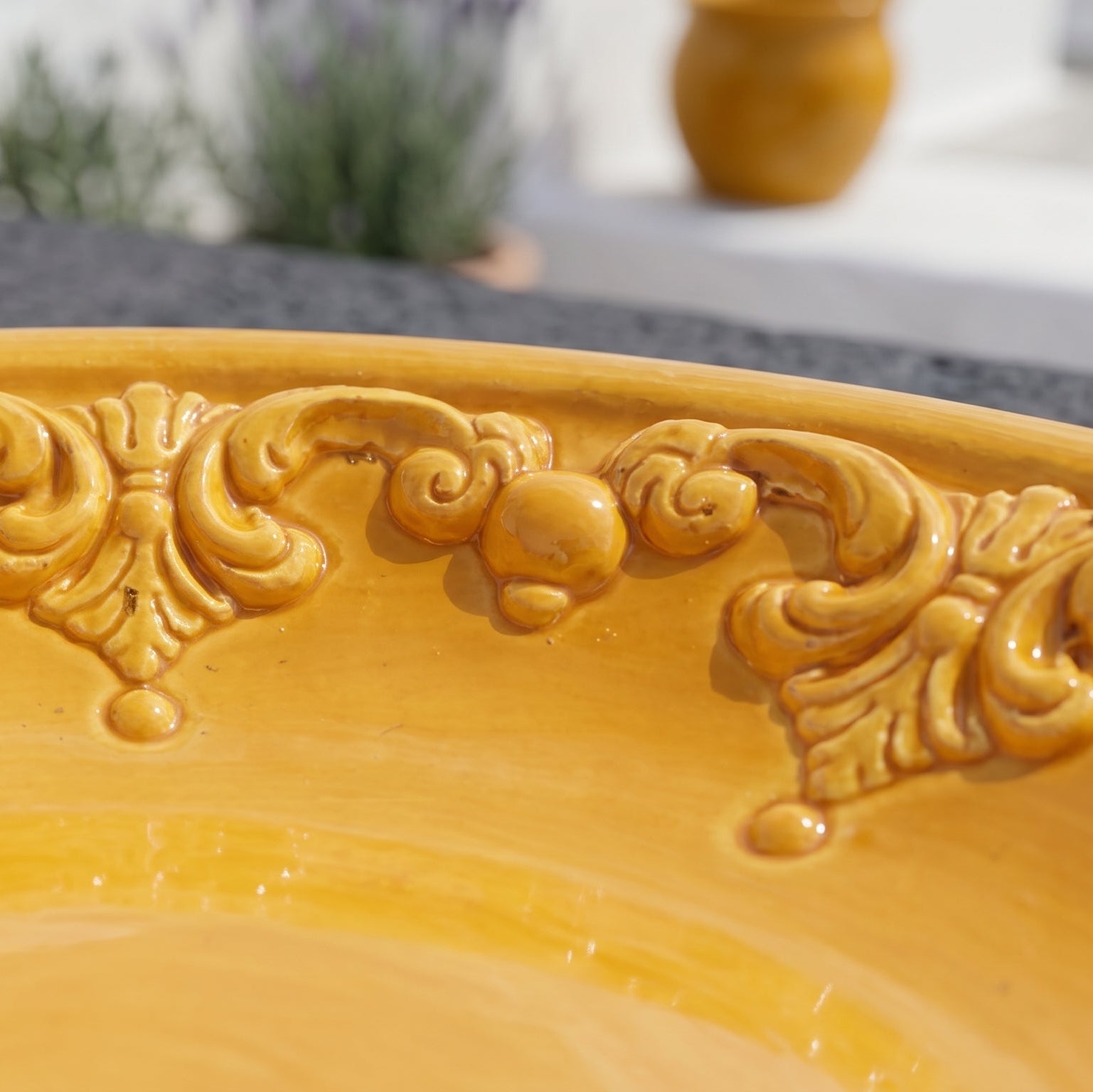 Piatto Svuota Tasche, Plastico Sofia, Senape. Ceramica siciliana di Caltagirone