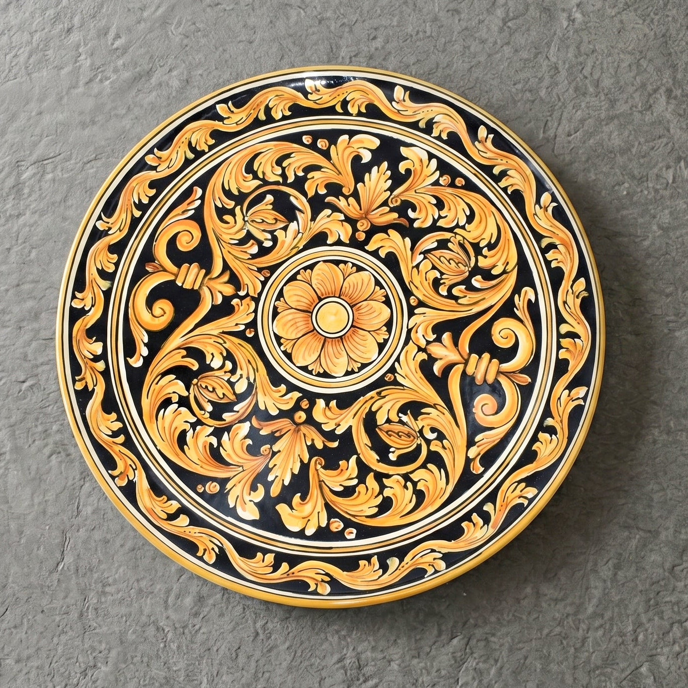 Piatto Ornamentale, Ornato Fondo Nero. Ceramiche Sofia, Caltagirone