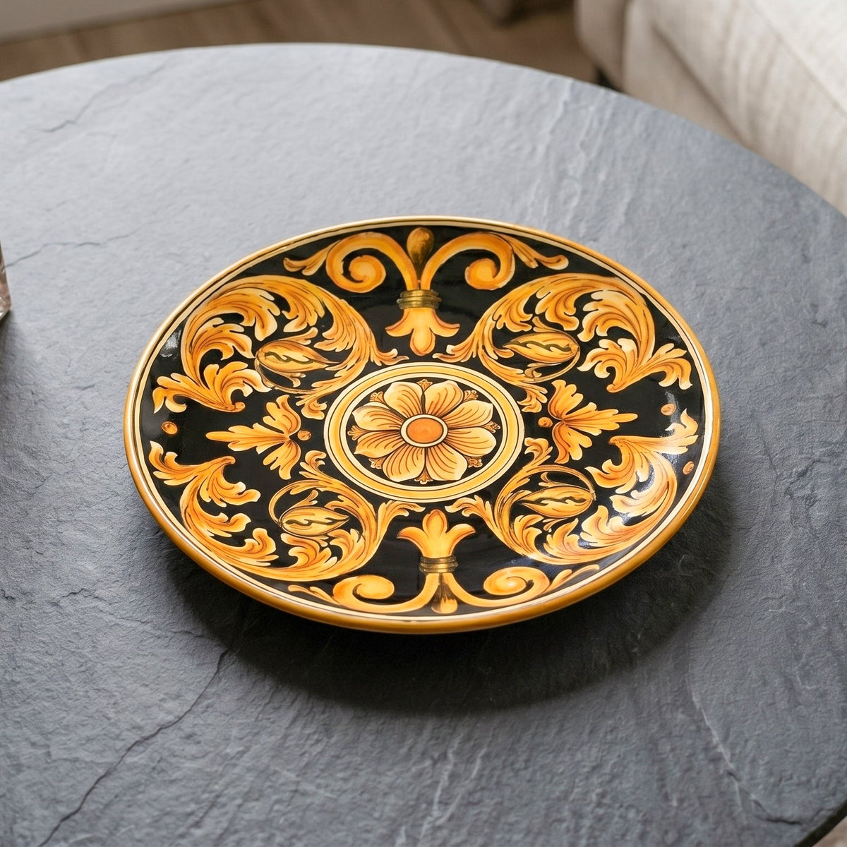 Piatto Ornamentale, Ornato Fondo Nero. Ceramiche Sofia, Caltagirone
