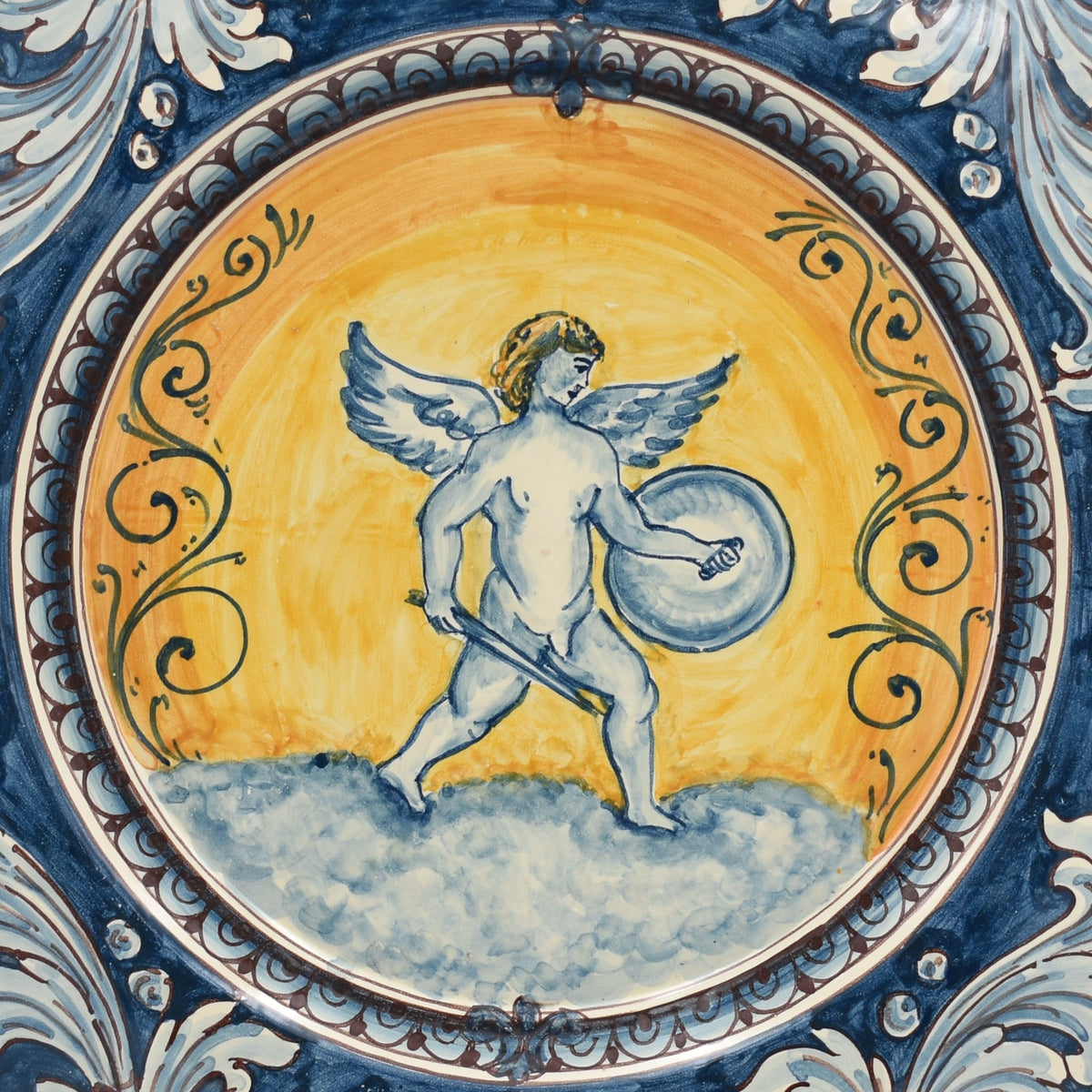 Piatto Cappello Prete, Soldato Angelico, Mono Blu. Ceramica siciliana di Caltagirone, Sofia
