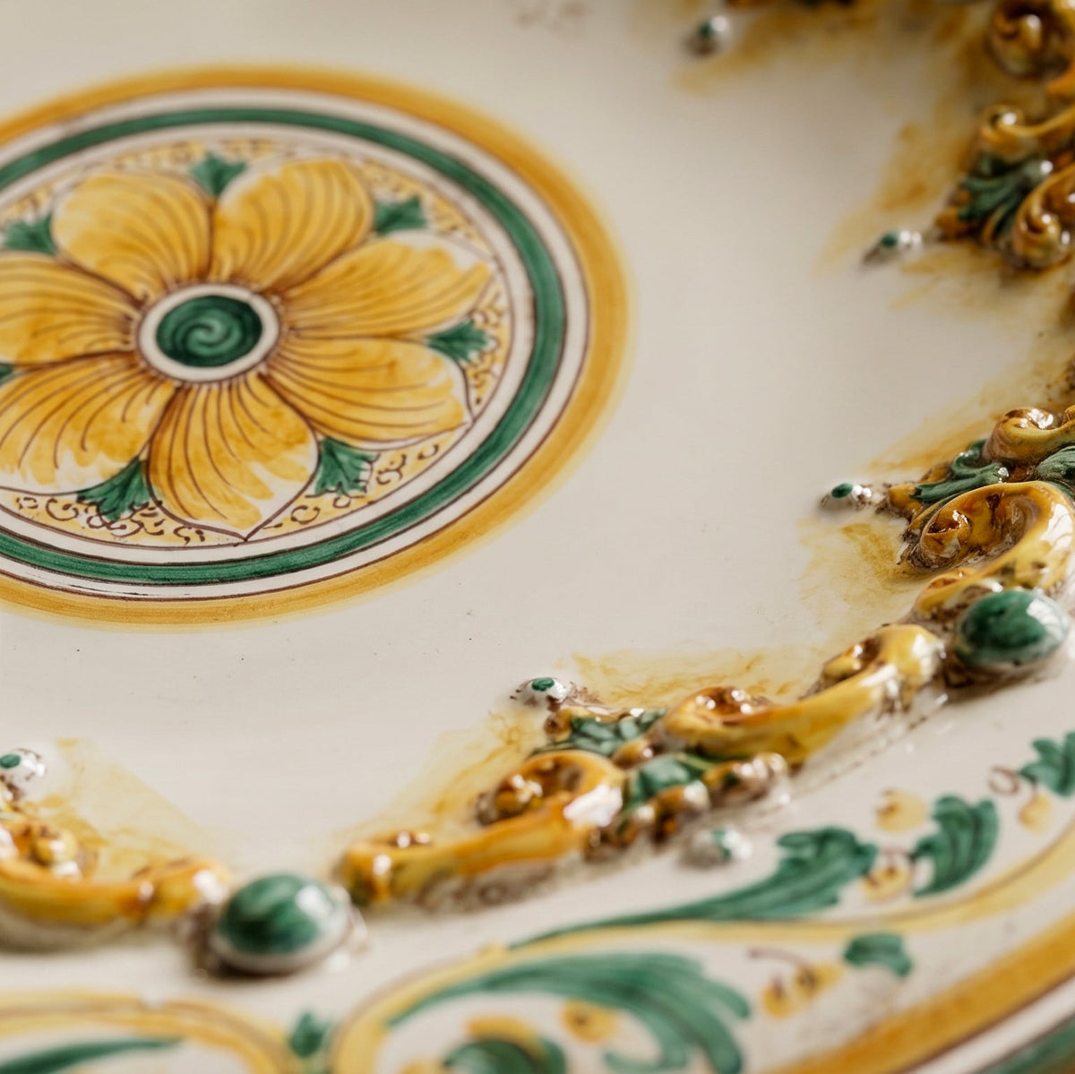 Piatto Ornamentale, Plastico Sofia, Verde e Arancio. Ceramica siciliana di Caltagirone