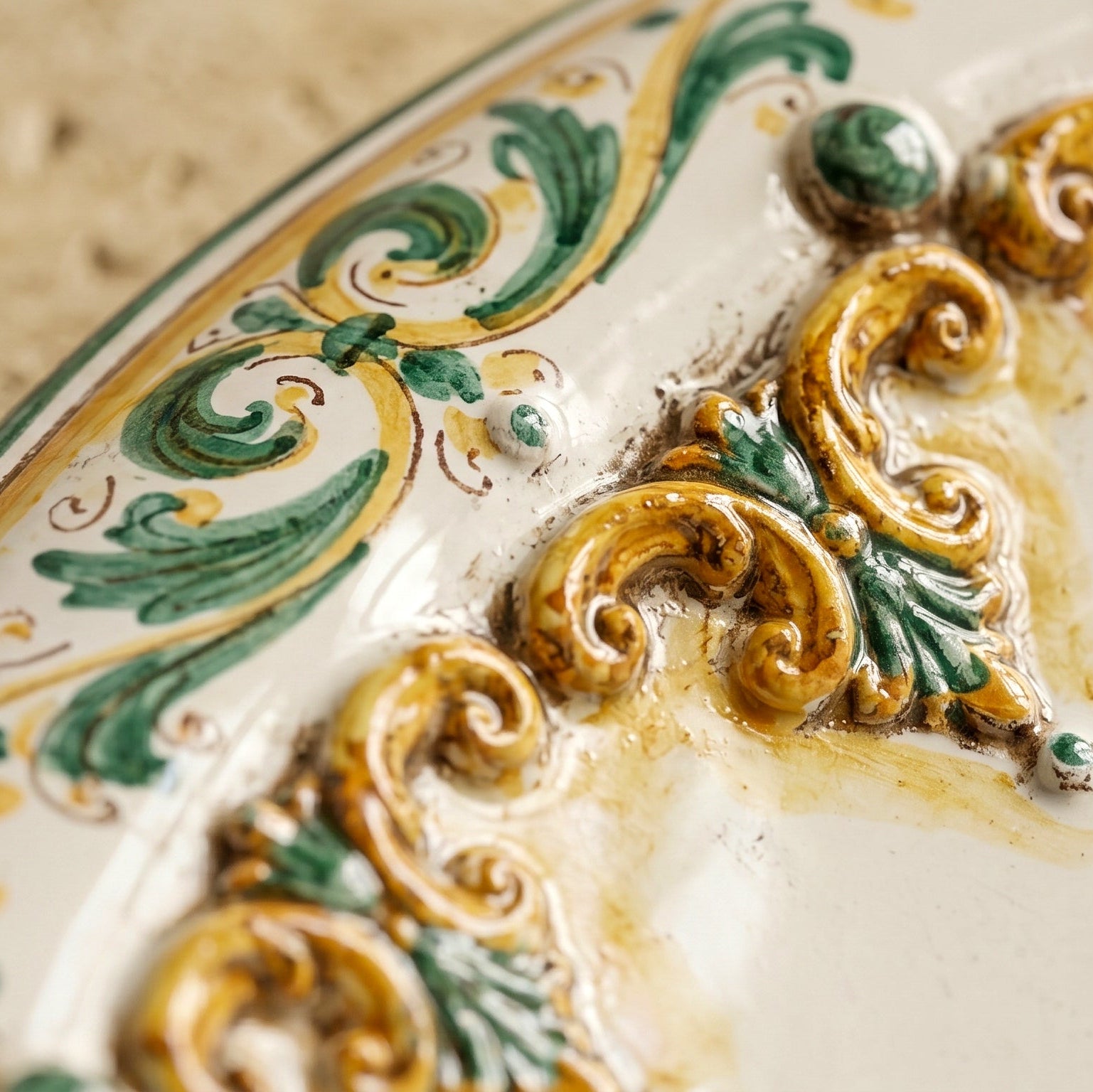 Piatto Ornamentale, Plastico Sofia, Verde e Arancio. Ceramica siciliana di Caltagirone
