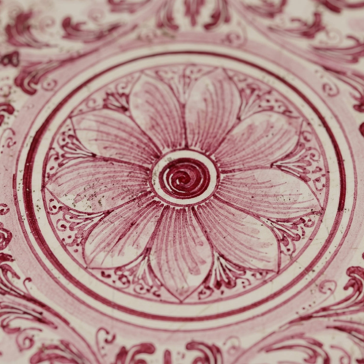 Piatto Ornamentale, Mono Bordeaux, Serie d'Arte. Ceramiche Sofia, Caltagirone