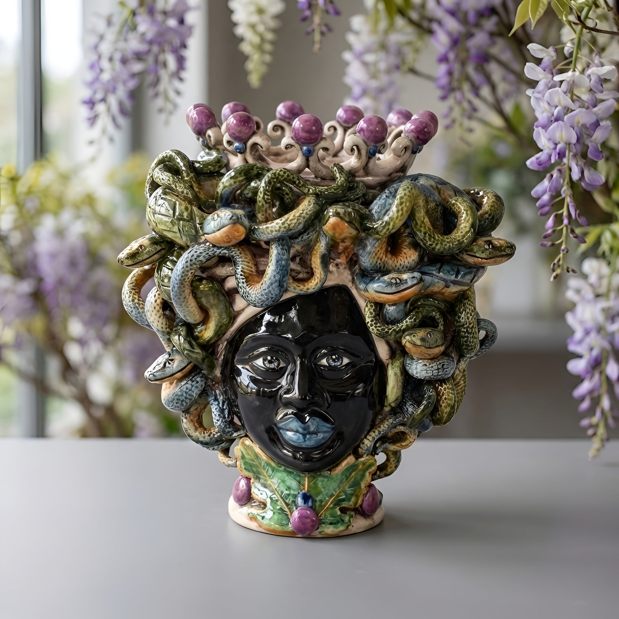 Testa Medusa, Lustro Glicine, chioma di serpenti, gorgone. Ceramica siciliana di Caltagirone, Sofia
