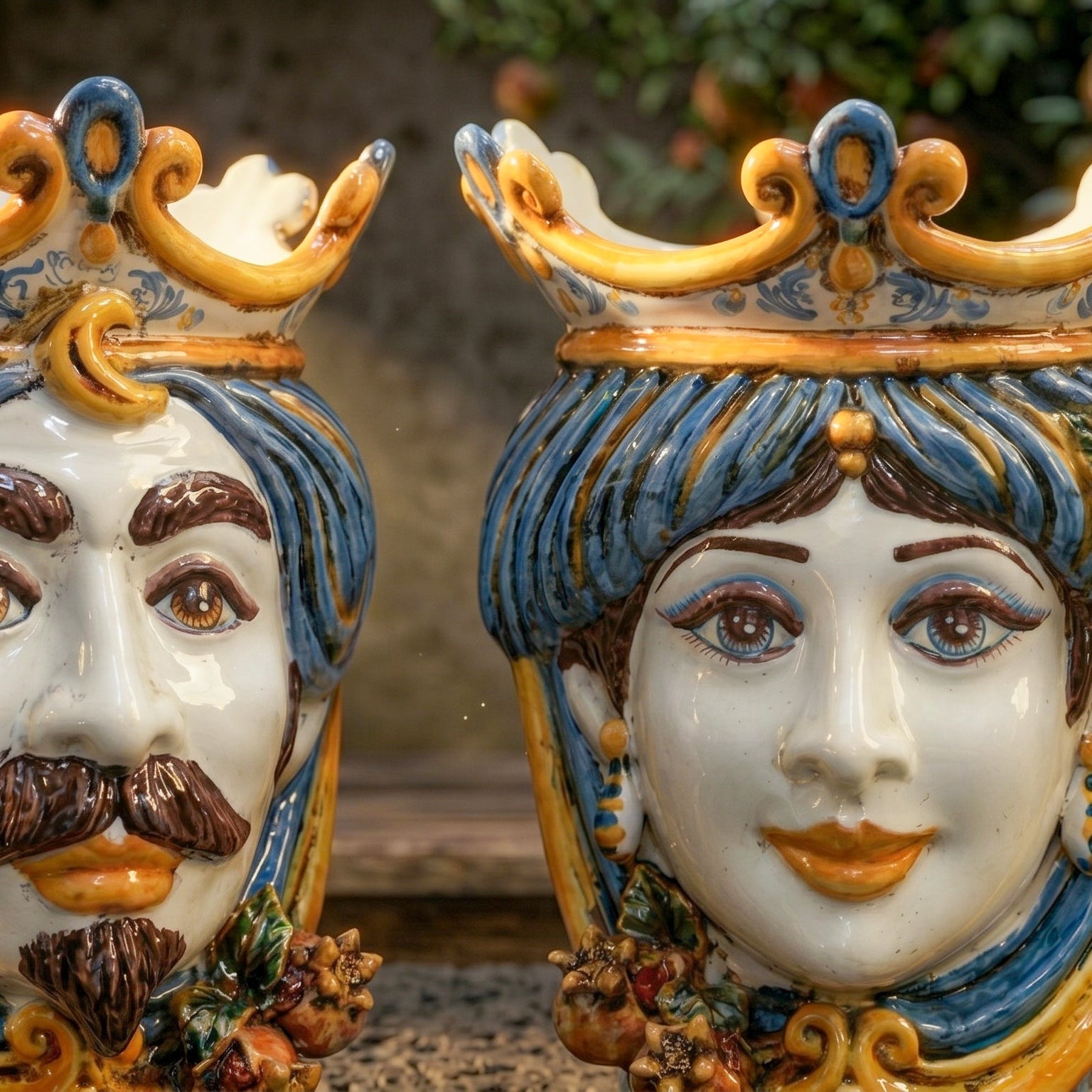 Testa di Moro con Melograni, Donna, Blu e Arancio, corona. Ceramica siciliana di Caltagirone, Sofia