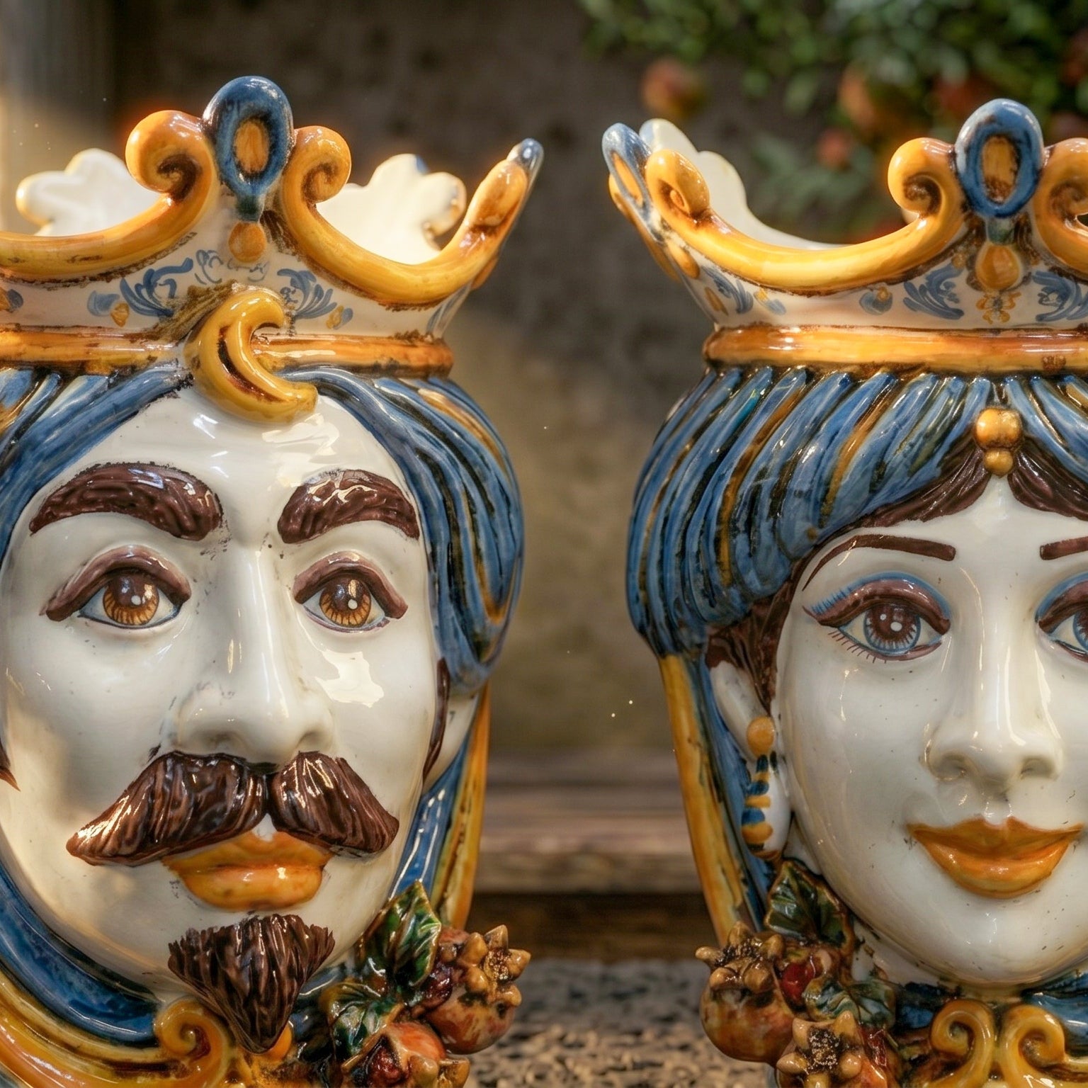 Testa di Moro con Melograni, Maschio Bianco, Blu e Arancio, corona. Ceramica siciliana di Caltagirone, Sofia