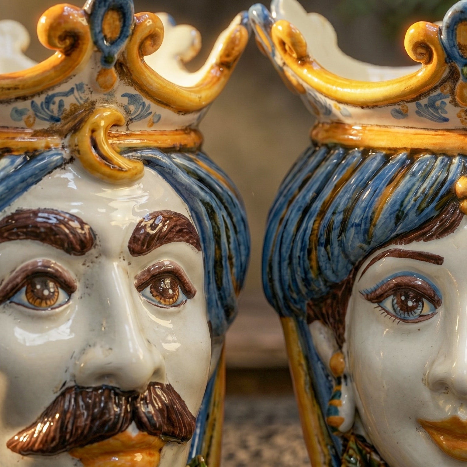 Testa di Moro con Melograni, Maschio Bianco, Blu e Arancio, corona. Ceramica siciliana di Caltagirone, Sofia