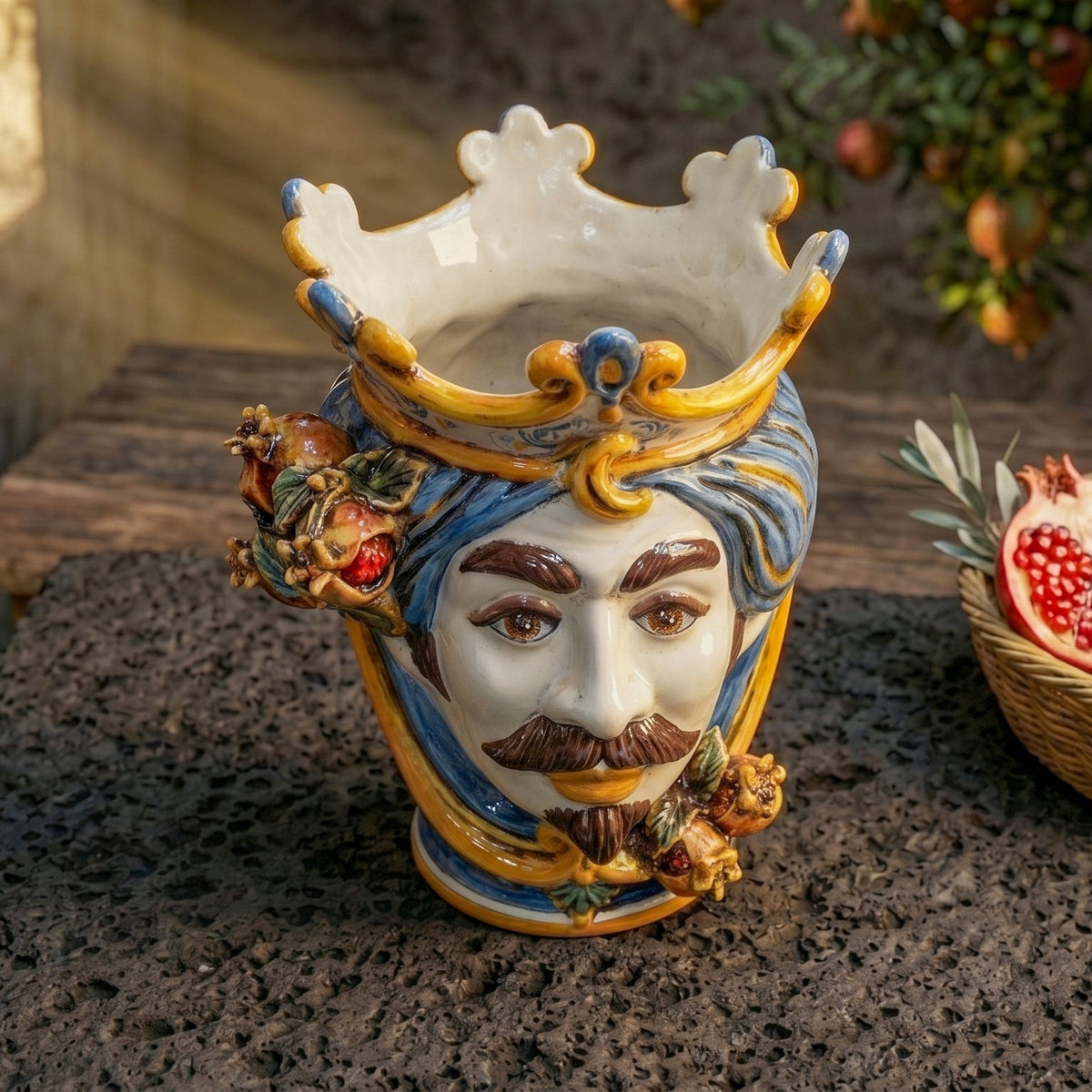 Testa di Moro con Melograni, Maschio Bianco, Blu e Arancio, corona. Ceramica siciliana di Caltagirone, Sofia