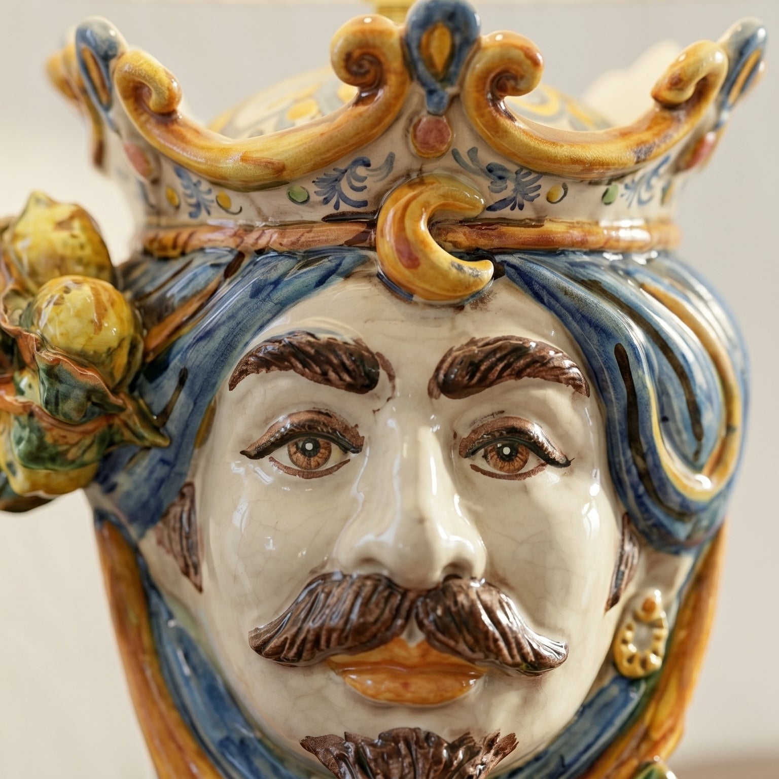 Lume a Testa con Limoni, Maschio Bianco, Blu e Arancio. Ceramiche Sofia, Caltagirone