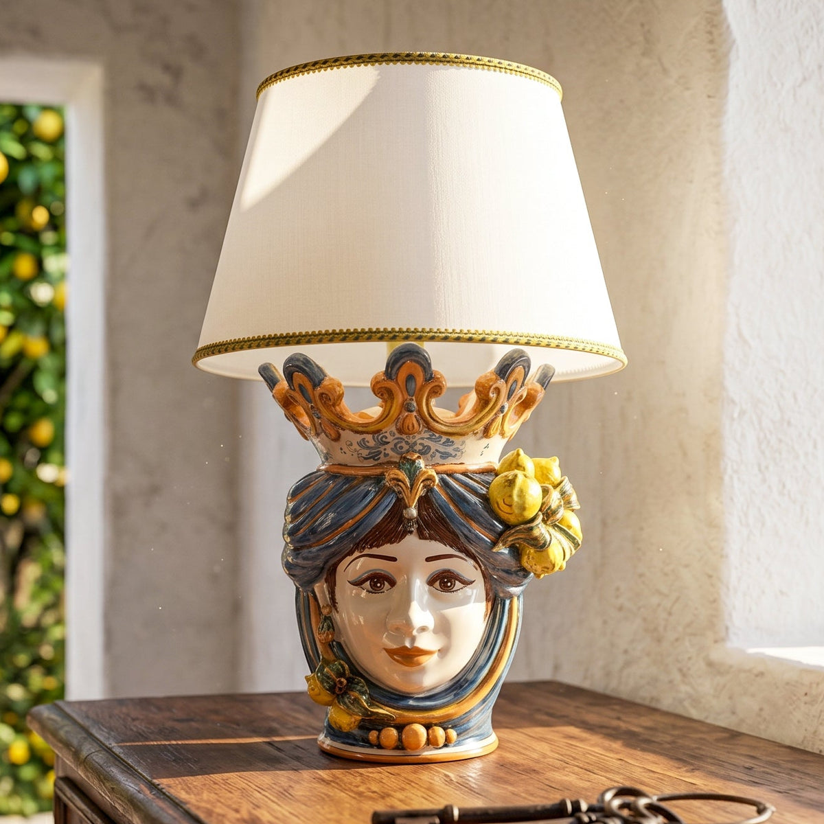 Lume a Testa con Limoni, Donna, Blu e Arancio. Ceramica siciliana di Caltagirone, Sofia