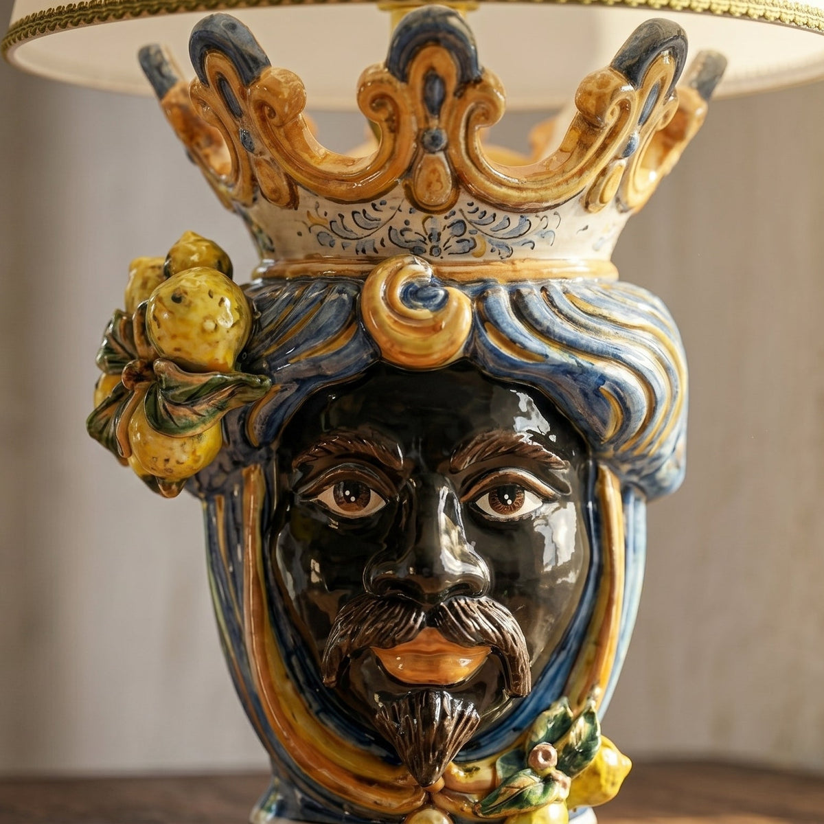 Lume a Testa con Limoni, Maschio Moro, Blu e Arancio. Ceramica siciliana di Caltagirone, Sofia