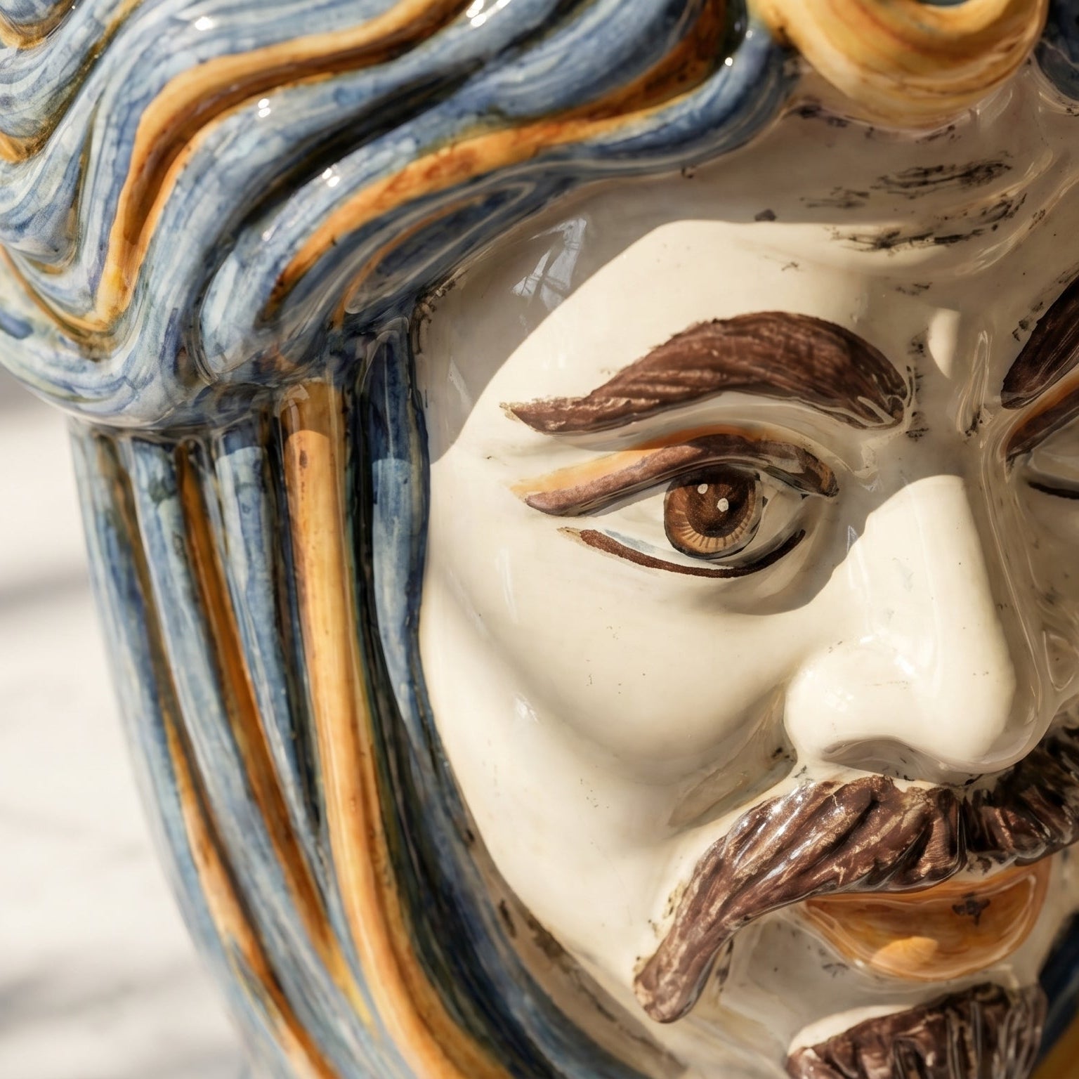 Testa di Moro con Corona, Maschio Bianco, Blu e Arancio, volto. Ceramica siciliana di Caltagirone, Sofia